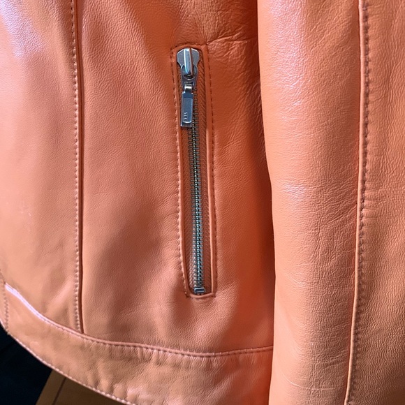 Leather jacket beautifully lined zipper detail on sleeve - Picture 3 of 10